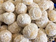 Рецепта Маслени сладки топчета с орехи и пудра захар
